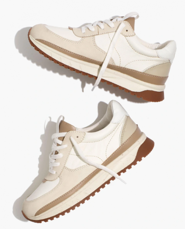 Sepatu sneakers dengan desain vintage yang klasik dan retro